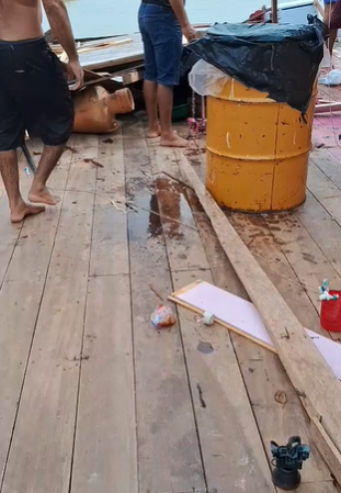 Temporal com fortes rajadas de vento destrói flutuantes e danifica escola em Tapauá