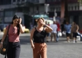 Pessoas se protegem do sol no centro da cidade em dia de calor no Rio de Janeiro. Foto: Fernando Frazão/Agência Brasil