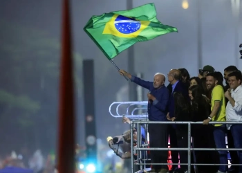 O presidente Luiz Inácio Lula da Silva fala com eleitores após a vitória e reeleição nas Eleições 2026, na avenida Paulista. Foto: Paulo Pinto/Agencia Brasil