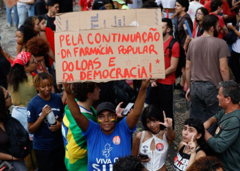 Milhares de estudantes participam de manifestação em apoio à reeleição do presidente da República, Luiz Inácio Lula da Silva, no Rio de Janeiro. Foto: Fernando Frazão/Agência Brasil