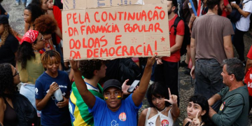 Milhares de estudantes participam de manifestação em apoio à reeleição do presidente da República, Luiz Inácio Lula da Silva, no Rio de Janeiro. Foto: Fernando Frazão/Agência Brasil
