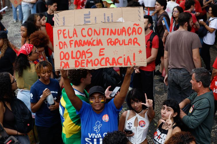 Milhares de estudantes participam de manifestação em apoio à reeleição do presidente da República, Luiz Inácio Lula da Silva, no Rio de Janeiro. Foto: Fernando Frazão/Agência Brasil